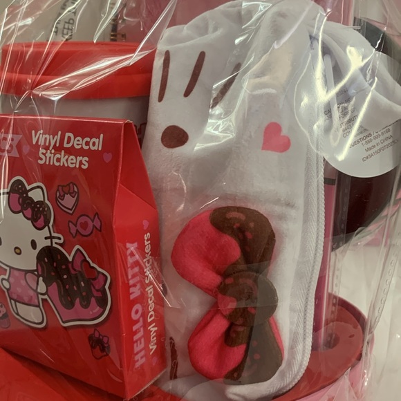 Valentine's Day Hello Kitty Gift Set. Brand New. - Picture 7 of 8